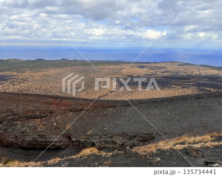 伊豆大島・三原山でトレッキング中に見られる噴気を伴う火口の風景 伊豆大島・三原山でトレッキング中に見られる噴気を伴う火口の風景 135734441