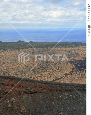 伊豆大島・三原山でトレッキング中に見られる噴気を伴う火口の風景 135734442