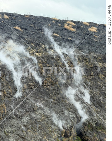 伊豆大島・三原山でトレッキング中に見られる噴気を伴う火口の風景 135734446