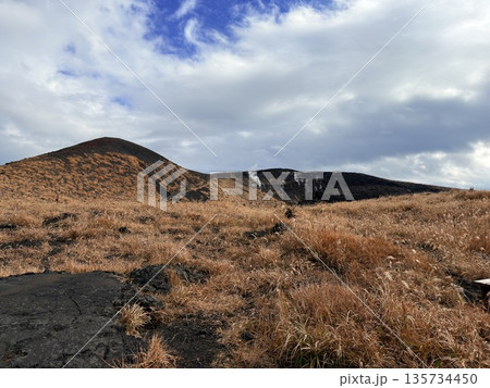 伊豆大島・三原山でトレッキング中に見られる噴気を伴う火口の風景 伊豆大島・三原山でトレッキング中に見られる噴気を伴う火口の風景 135734450