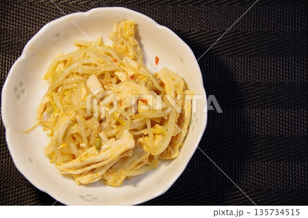 もやしと鶏肉の炒め物 もやしと鶏肉の炒め物 135734515