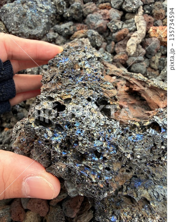伊豆大島の三原山に広がる裏砂漠の火山性荒野風景 伊豆大島の三原山に広がる裏砂漠の火山性荒野風景 135734594