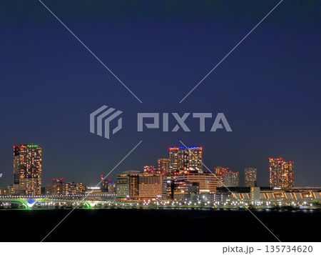 伊豆大島へ向かう船上から見たレインボーブリッジと東京お台場の夜景 135734620
