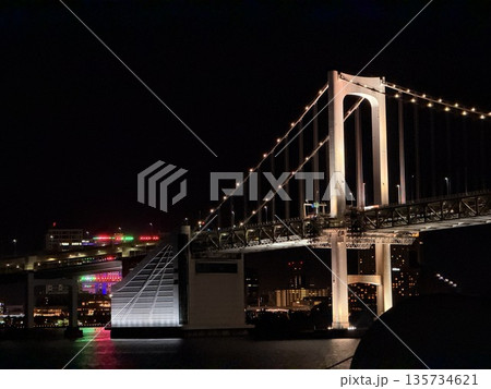 伊豆大島へ向かう船上から見たレインボーブリッジと東京お台場の夜景 伊豆大島へ向かう船上から見たレインボーブリッジと東京お台場の夜景 135734621