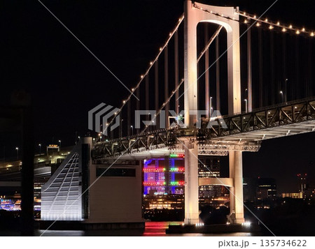 伊豆大島へ向かう船上から見たレインボーブリッジと東京お台場の夜景 伊豆大島へ向かう船上から見たレインボーブリッジと東京お台場の夜景 135734622