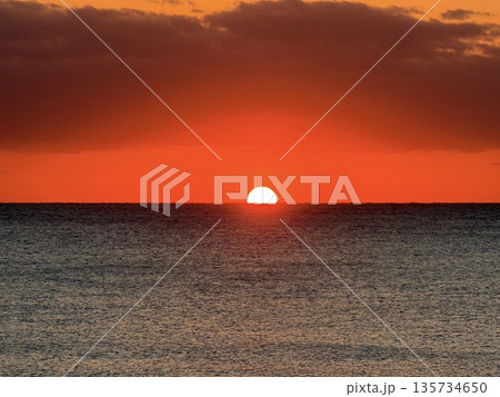 伊豆大島の元町港で見られる海に沈む夕日の風景 伊豆大島の元町港で見られる海に沈む夕日の風景 135734650