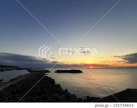 伊豆大島の元町港で見られる海に沈む夕日の風景 伊豆大島の元町港で見られる海に沈む夕日の風景 135734655