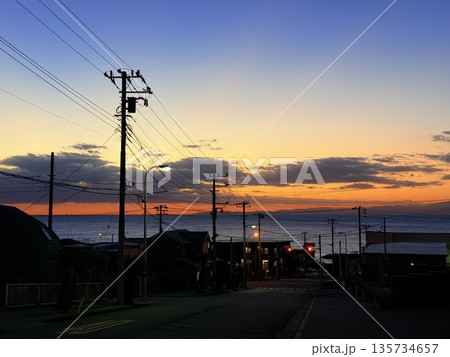 伊豆大島の元町港で見られる海に沈む夕日の風景 135734657