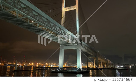 伊豆大島からの帰路フェリー船上から眺めた横浜港と横浜ベイブリッジの夜景 伊豆大島からの帰路フェリー船上から眺めた横浜港と横浜ベイブリッジの夜景 135734667