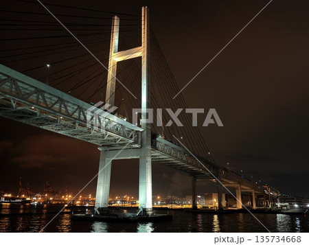 伊豆大島からの帰路フェリー船上から眺めた横浜港と横浜ベイブリッジの夜景 伊豆大島からの帰路フェリー船上から眺めた横浜港と横浜ベイブリッジの夜景 135734668