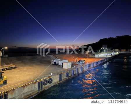 伊豆大島の岡田港と防波堤をフェリー船上から眺めた港の風景 135734684