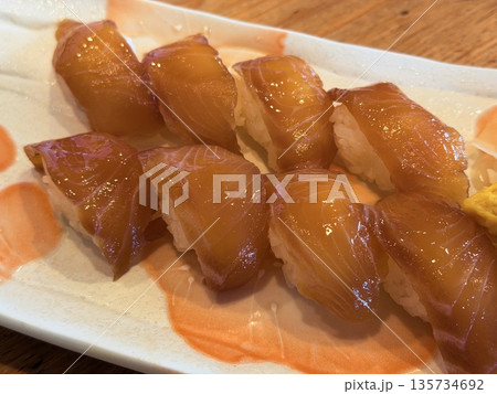 伊豆大島の郷土料理であるべっこう寿司と明日葉の天ぷら 伊豆大島の郷土料理であるべっこう寿司と明日葉の天ぷら 135734692