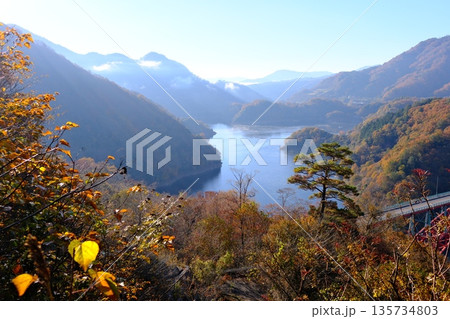展望台から眺めた秋の龍姫湖の景色 135734803