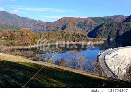 安芸太田町温井ダム秋の景色 135734807