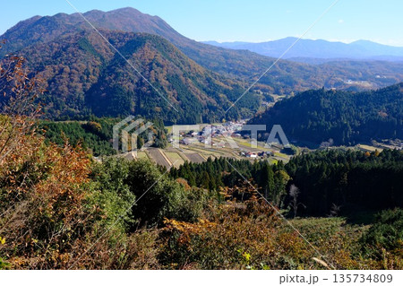 晩秋の石見路峠から眺めた竜頭山麓の景色 135734809