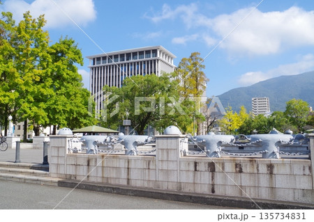 呉市弥生橋から眺めた市庁舎の景色 呉市弥生橋から眺めた市庁舎の景色 135734831