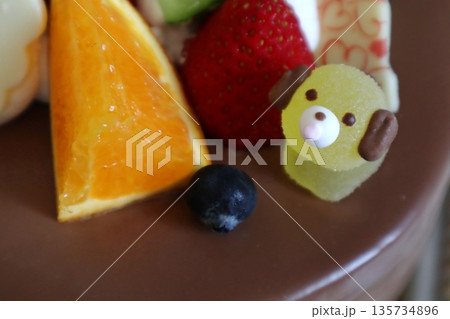 チョコレートケーキと犬の砂糖菓子 135734896