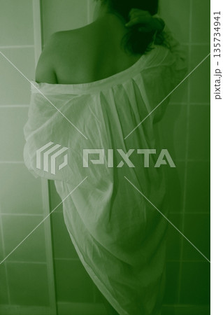 白いシャツを着た女性 白いシャツを着た女性 135734941