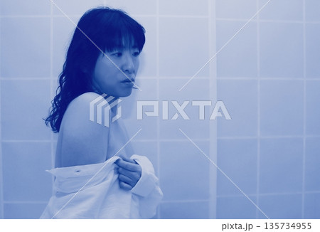 白いシャツを着た女性 白いシャツを着た女性 135734955