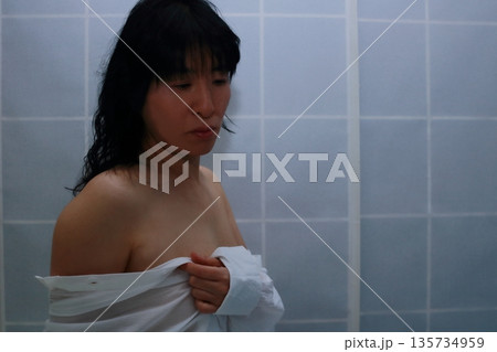 白いシャツを着た女性 白いシャツを着た女性 135734959