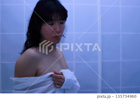 白いシャツを着た女性 白いシャツを着た女性 135734960