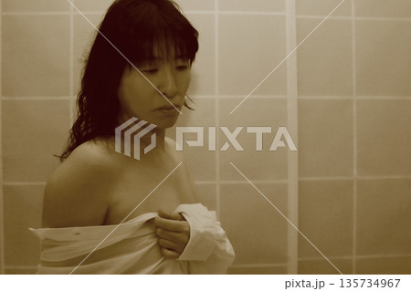 白いシャツを着た女性 白いシャツを着た女性 135734967
