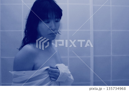 白い壁に立っている女性 白い壁に立っている女性 135734968