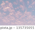 パステルカラーに染まる幻想的な夕暮れ時の空とひつじ雲 135735055