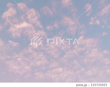 パステルカラーに染まる幻想的な夕暮れ時の空とひつじ雲 135735055
