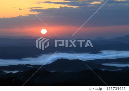 朝焼けと日の出と雲海270 135735425