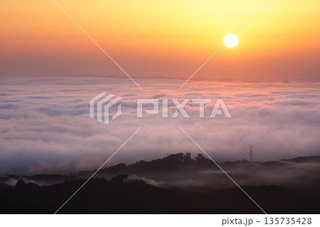 朝焼けと日の出と雲海503 135735428