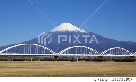 富士川河川敷からの富士山 富士川河川敷からの富士山 135735907