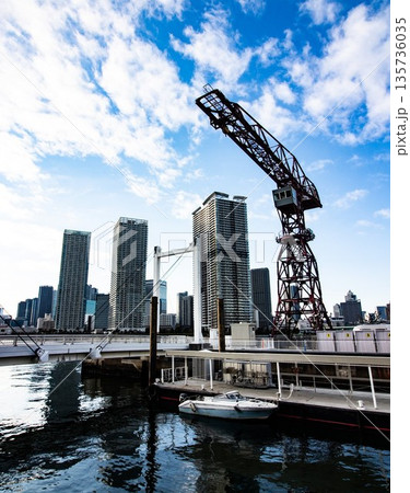 ウォーターフロントの高層マンション 135736035
