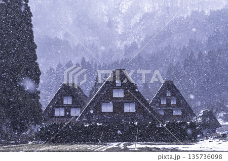 雪降る白川郷 雪降る白川郷 135736098