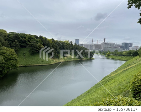 皇居のお濠 皇居のお濠 135736117
