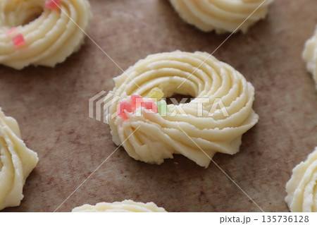 手作りの美味しいリングクッキー（焼く前） 135736128