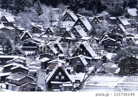 雪の積もった白川郷 雪の積もった白川郷 135736149