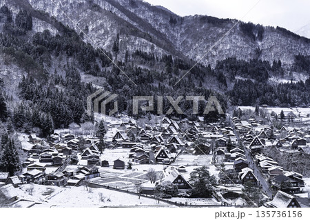 雪の積もった白川郷 雪の積もった白川郷 135736156