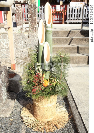 神社に奉納された門松 神社に奉納された門松 135736414