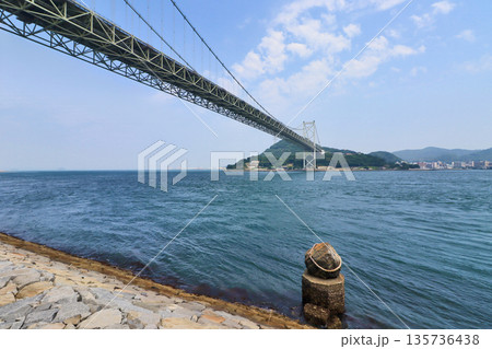 下関市の関門橋が見える海辺の立石稲荷神社の御神体烏帽子岩 135736438