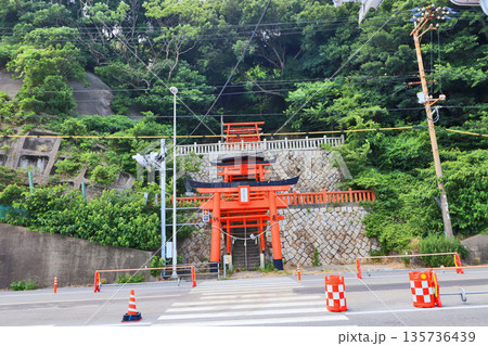 下関市の関門海峡が見える海辺の立石稲荷神社 下関市の関門海峡が見える海辺の立石稲荷神社 135736439