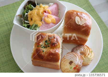 手作りの焼き立てちぎりパンでランチ 手作りの焼き立てちぎりパンでランチ 135736571