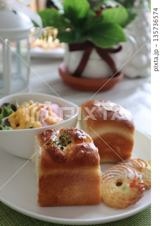 手作りの焼き立てちぎりパンでランチ 135736574