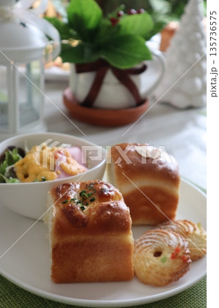 手作りの焼き立てちぎりパンでランチ 135736575