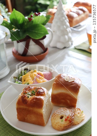 手作りの焼き立てちぎりパンでランチ 135736577