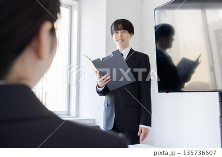 会議室でミーティングをするビジネスパーソン 会議室でミーティングをするビジネスパーソン 135736607