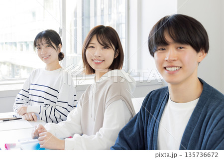 教室で授業を受ける大学生 教室で授業を受ける大学生 135736672