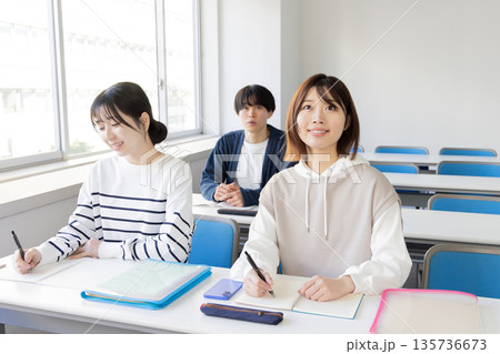 教室で授業を受ける大学生 135736673