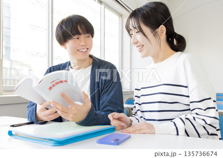 過去問題集を調べる学生 過去問題集を調べる学生 135736674