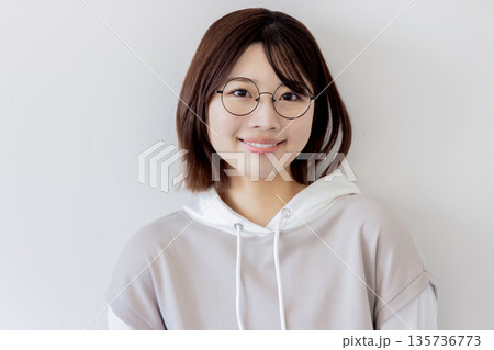 メガネをかけた大学生 135736773